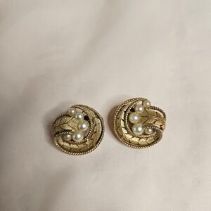 Crown Trifari Vintage Gold Tone Faux Pearl Leaf Swirl Clip On Earrings MCM